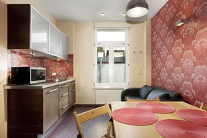 Apartamento, 2 quartos | Cozinha privada | Geladeira grande, fogão, cooktop, lava-louças
