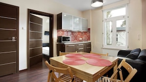 Apartment, 2 Schlafzimmer | Essbereich im Zimmer