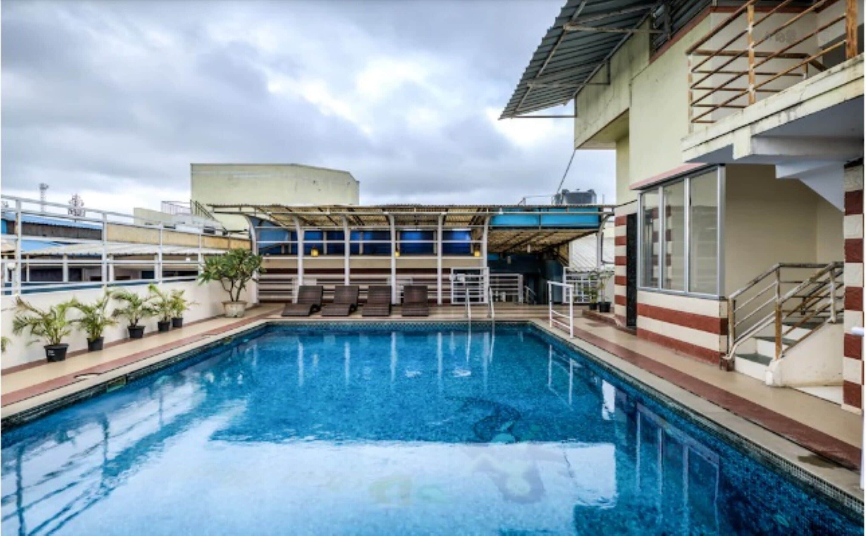 Piscina externa, funciona das 6h às 18h, espreguiçadeiras