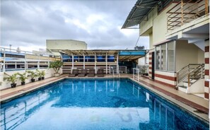 Hồ bơi ngoài trời, mở cửa từ 6:00 đến 18:00, ghế dài tắm nắng 