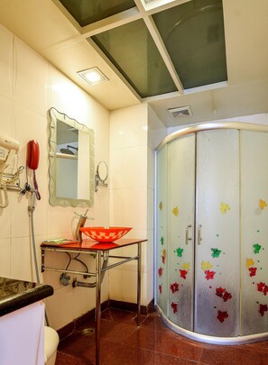 Phòng đôi hoặc 2 giường đơn Executive | Phòng tắm | Buồng tắm vòi sen, vòi sen phun mưa, đồ dùng nhà tắm miễn phí 