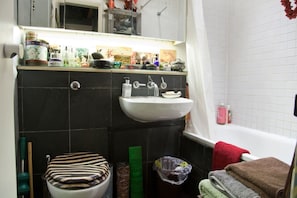 Apartment | Bathroom | Combined shower/tub, deep soaking tub, hair dryer, towels