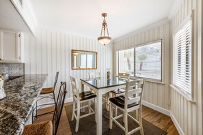 Dining - Gulfside Villas 3 -Beautifully Townhome on beach (Indian Rocks Beach)
