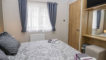 Cabin, Multiple Beds | 3 bedrooms, iron/ironing board, travel cot, free WiFi