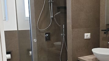 Doccia, asciugacapelli, bidet, asciugamani