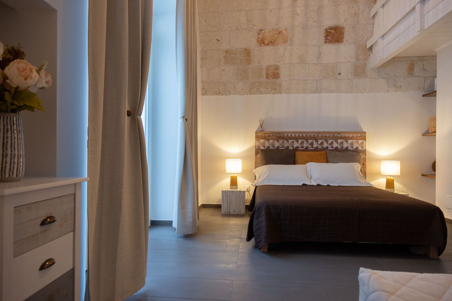 高級寝具、羽毛の掛け布団、低反発ベッド、遮光カーテン