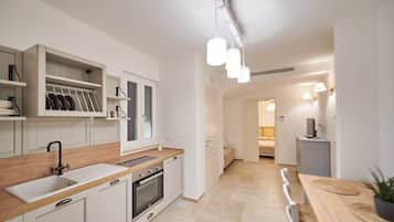 Comfort-Apartment, 1 Doppelbett | Wohnbereich | 22-Zoll-Smart-TV mit Digitalempfang, Fernseher