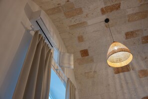 Premium bedding, down comforters, memory foam beds, blackout drapes - Le Lamie by Polignando Tourist Services (Polignano a Mare)