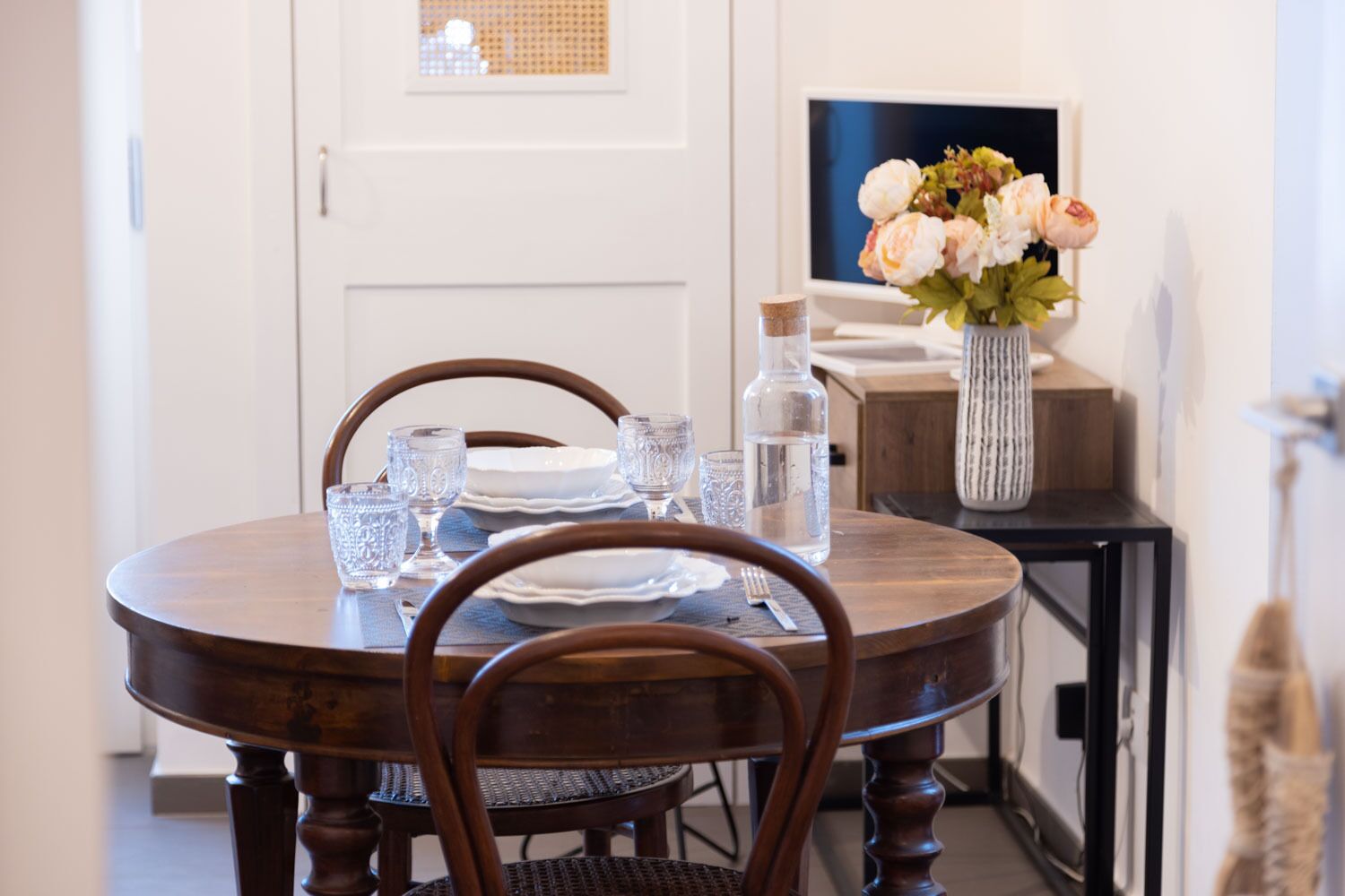 Mini-frigorifero, forno, piano cottura, pentole/stoviglie/utensili