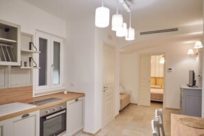 Comfort-Apartment | Wohnbereich | 22-Zoll-Smart-TV mit Digitalempfang, Fernseher