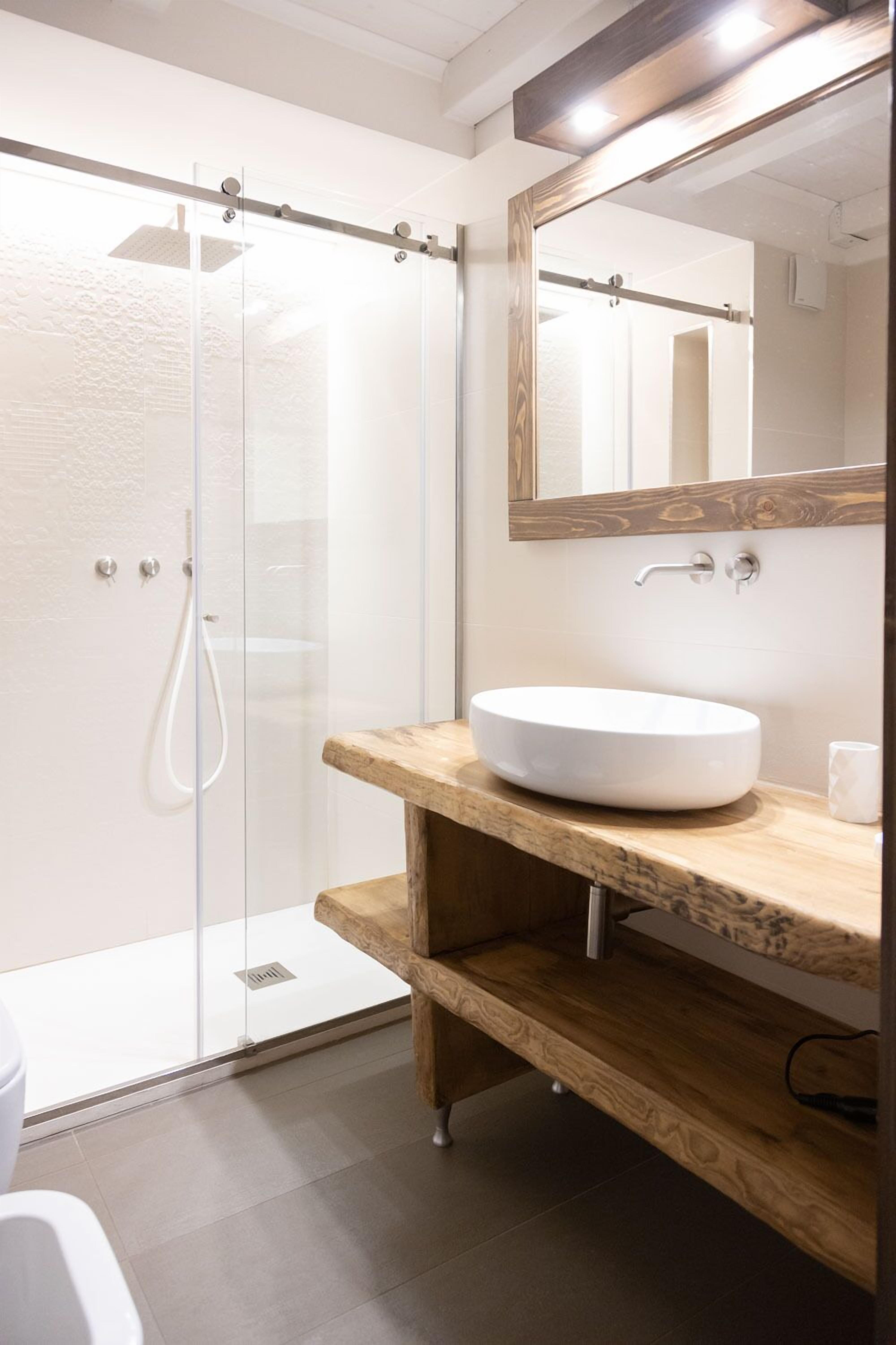 Douche, douche à « effet pluie », articles de toilette gratuits