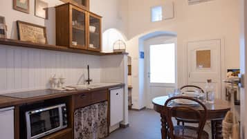 Mini-Kühlschrank, Ofen, Herdplatte, Kochgeschirr/Geschirr/Besteck