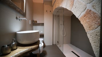 Douche, douche à « effet pluie », articles de toilette gratuits