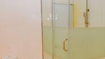 تجهيزات دش، مناشف، صابون، ورق حمّام