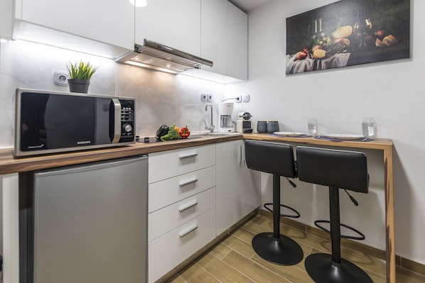 Departamento básico | Cocineta privada | Frigobar, microondas, parrilla de estufa y cafetera y tetera