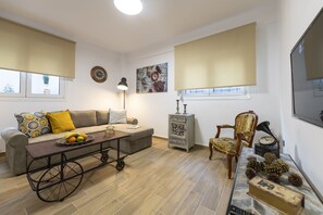 Departamento básico | Sala de estar | Televisión