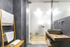 Departamento básico | Baño | Regadera, secadora de cabello, toallas, jabón