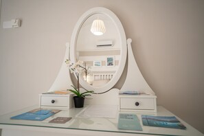 Superior tweepersoonskamer | Luxe beddengoed, donzen dekbedden, een minibar met enkele gratis items