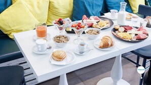 A breakfast table with various food items, including fruits, pastries, and beverages. - Mest Michè by Polignando (Polignano a Mare)