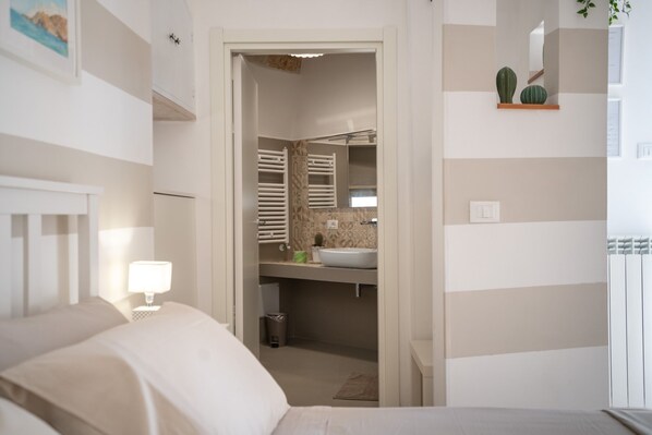 Superior tweepersoonskamer | Luxe beddengoed, donzen dekbedden, een minibar met enkele gratis items