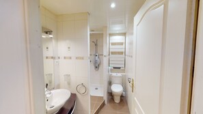 Chuveiro, secador de cabelo, toalhas de banho, sabonete