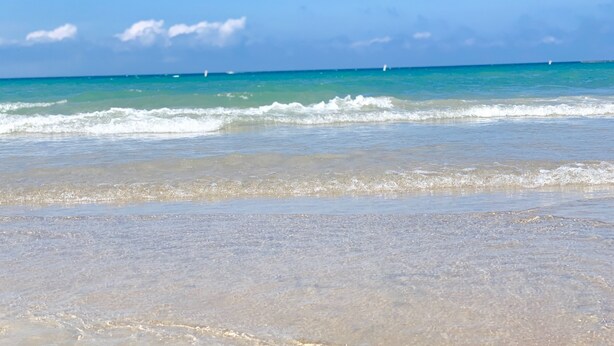 A beach with clear water and gentle waves. - Paradise Inn On The Beach (Saugeen Shores)