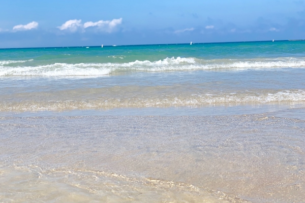 Na praia, areia branca