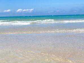 A beach with clear water and gentle waves. - Paradise Inn On The Beach (Saugeen Shores)