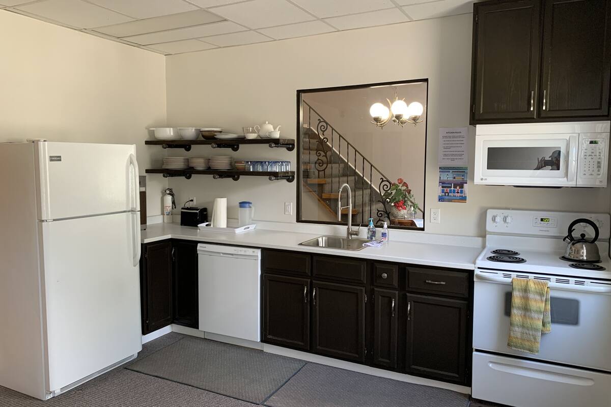 microwave, oven, coffee/tea maker, electric kettle