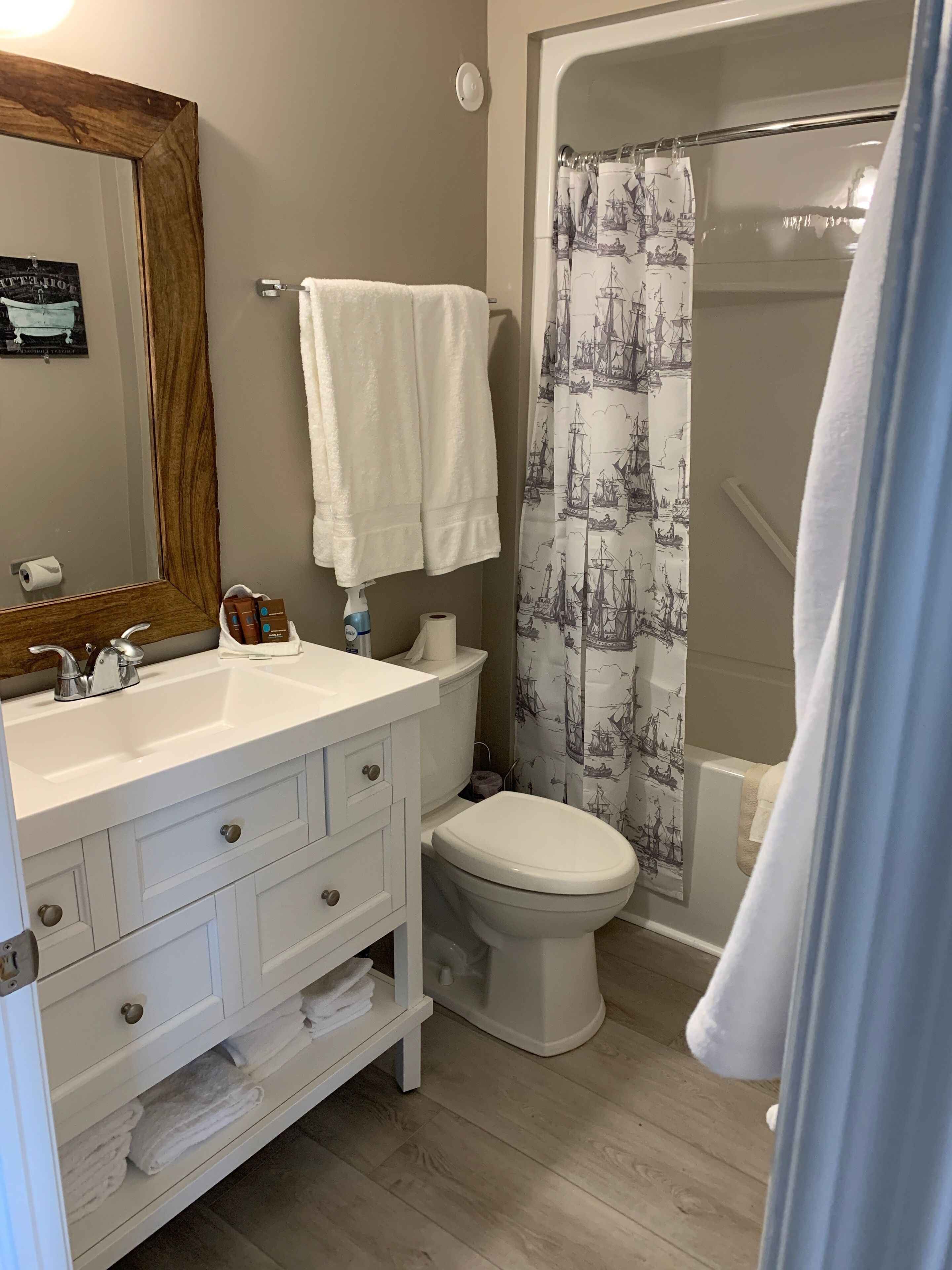 presidential suite, ground floor (103) | bathroom | combined shower/bathtub, free toiletries, hair dryer, towels