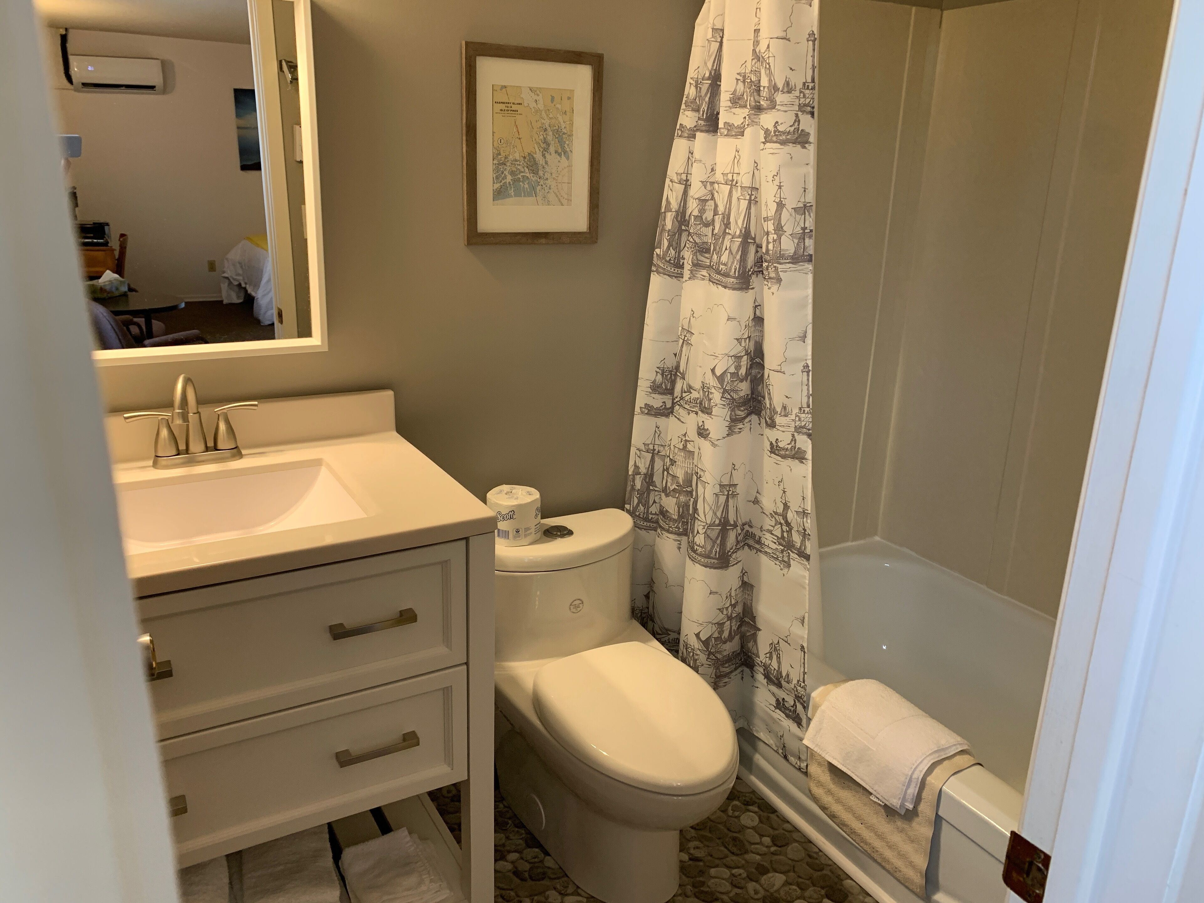 executive room, 2 queen beds, balcony, beach view (204) | bathroom | combined shower/bathtub, free toiletries, hair dryer, towels