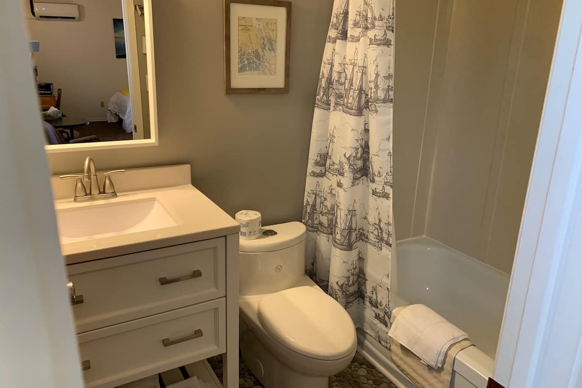 executive room, 2 queen beds, balcony, beach view (204) | bathroom | combined shower/bathtub, free toiletries, hair dryer, towels
