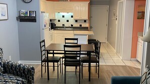 Un espacio habitable pequeño con comedor, kitchenette y una zona de estar.