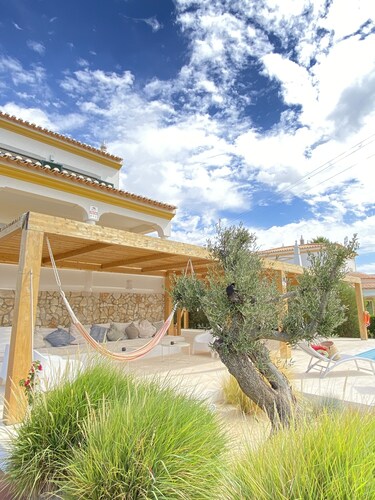 Spacious 2-storey villa with swimming pool and large garden, 6 minutes from Praia Verde.