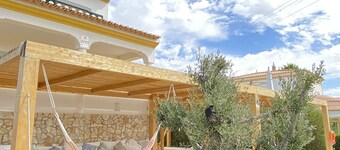 Spacious 2-storey villa with swimming pool and large garden, 6 minutes from Praia Verde.