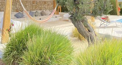 Spacious 2-storey villa with swimming pool and large garden, 6 minutes from Praia Verde.