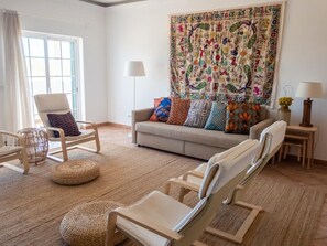 Televisión, chimenea, futbolito