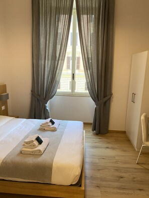 Desk, laptop workspace, soundproofing, free WiFi - Eden Luxury Suites (Rome)
