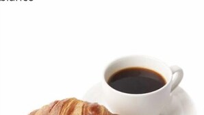 A croissant and a cup of coffee on a white plate. - Eden Luxury Suites (Rome)