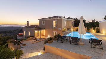 Villa | 4 bilik tidur, peti besi dalam bilik, meja, kalis bunyi