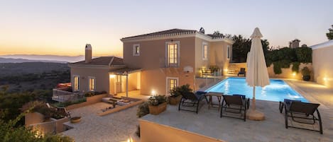 Villa | 4 slaapkamers, een kluis op de kamer, een bureau, geluiddichte muren