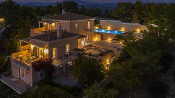 Villa | 4 bedrooms, in-room safe, desk, soundproofing