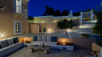 4 chambres, coffres-forts dans les chambres, bureau