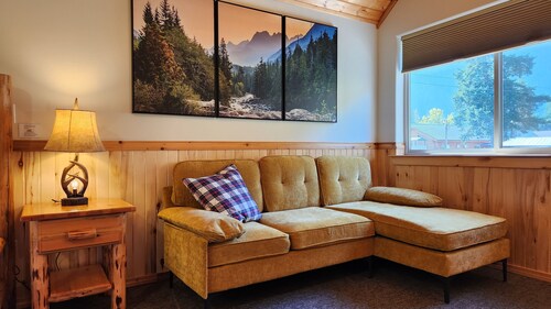 Studio 1 King Bed, Full Bath, Full Kitchen 10 Minutes from West Glacier Park!