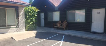 Studio 1 King Bed, Full Bath, Full Kitchen 10 Minutes from West Glacier Park!