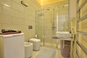 Douche, douche à « effet pluie », sèche-cheveux, bidet