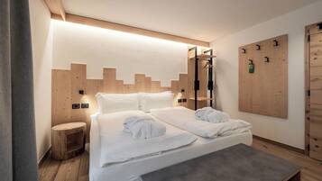Habitación triple superior | Edredón, caja de seguridad en la habitación, escritorio y wifi gratis
