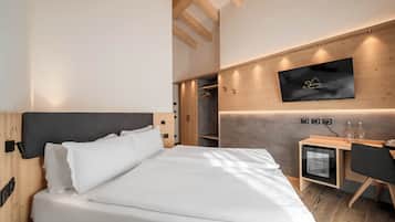 Standard-Doppel- oder -Zweibettzimmer | Daunenbettdecken, Zimmersafe, Schreibtisch, kostenloses WLAN