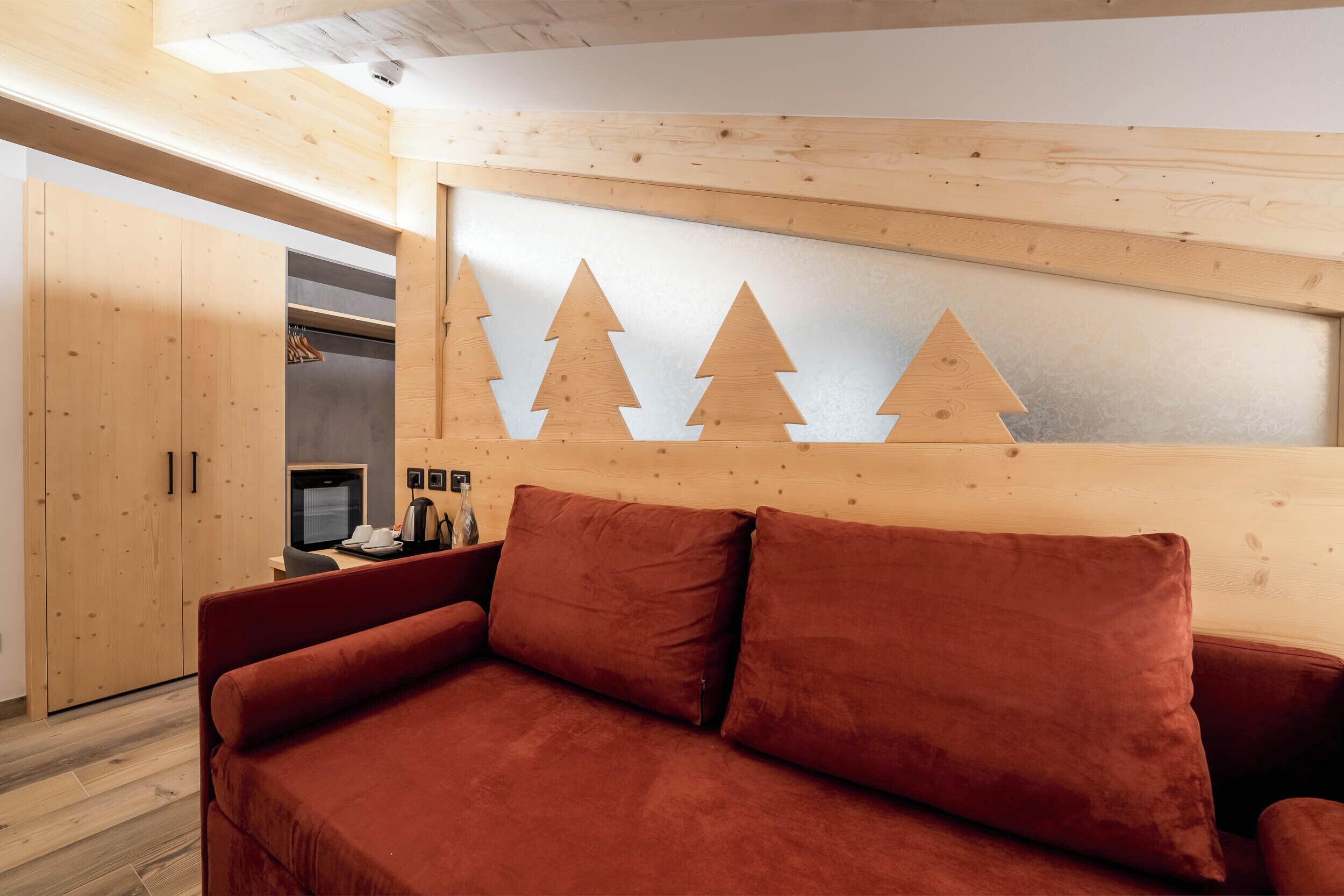 Suite estudio familiar, vistas a la montaña | Edredones de plumas, caja fuerte, escritorio y wifi gratis