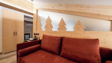 Suite estudio familiar, vista a la montaña | Edredón, caja de seguridad en la habitación, escritorio y wifi gratis